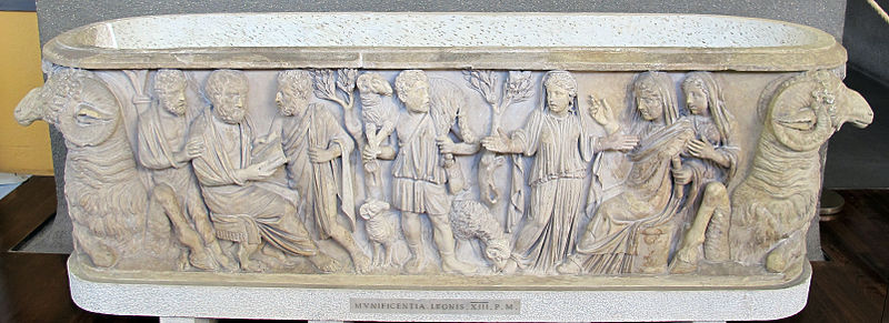 Sarcofago detto “della via Salaria”, ca.275-300 d.C., Musei Vaticani, Museo Pio Cristiano. Il pastore e l’orante sono raffigurati al centro della composizione.